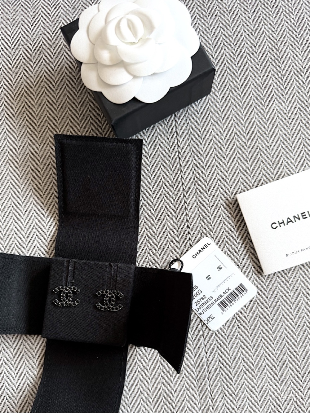 CHANEL CC RUTHENIUM/BLACK 2018 CRYSTAL STUD EARRINGS + BOX - Picture 10 of 11